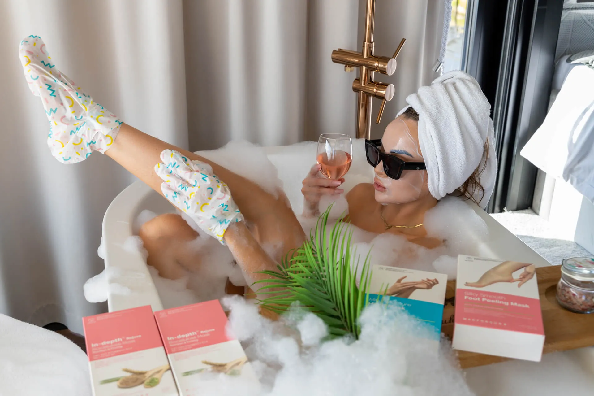 domowa pielęgnacja SPA za pomocą masek madforcos modelka w wannie
